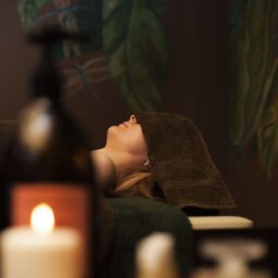 Массаж на СПА процедуре [comfort zone]