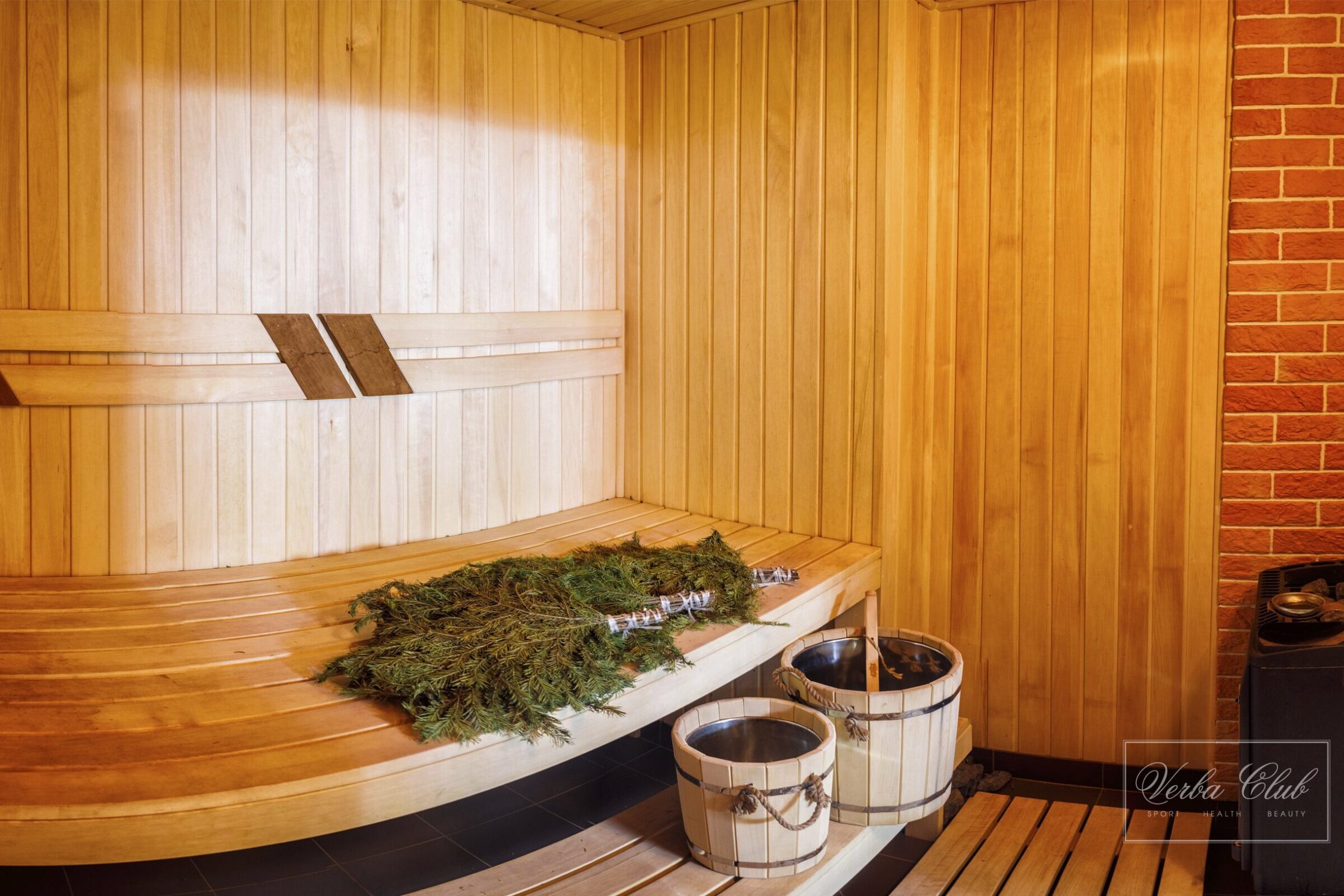 russkaya parnaya s venikami i emkostyami dlya vody scaled