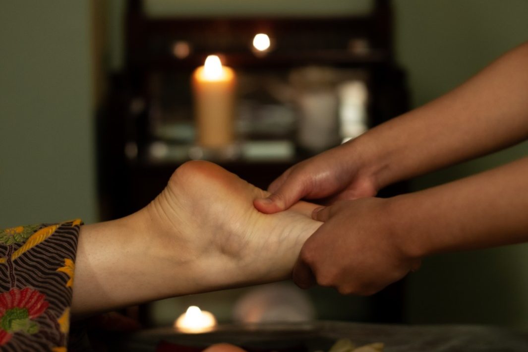 Reflektornyy massazh nog 2