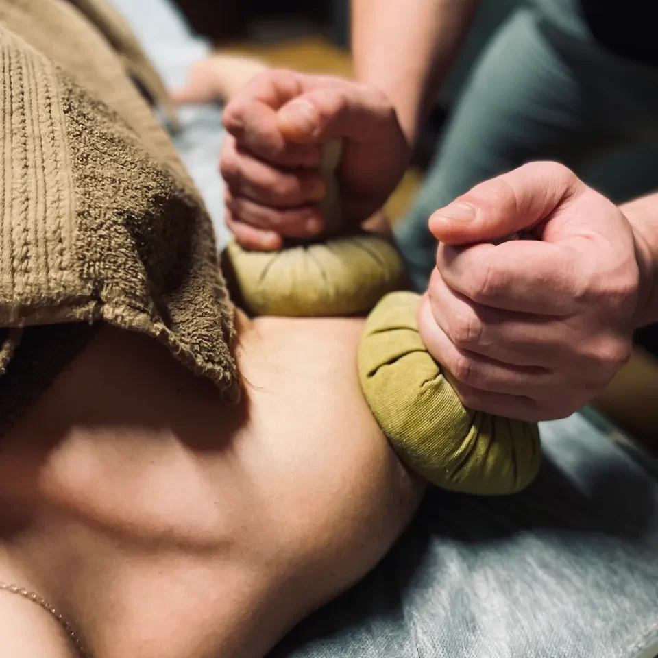 Massazh travyanymi meshochkami